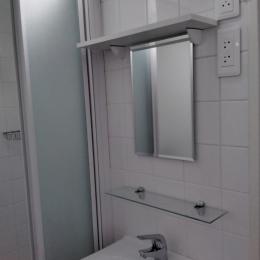 salle de bain côté lavabo - Location de vacances - Saint Gilles Croix de Vie