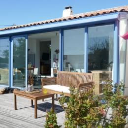 Véranda avec terrasse plein sud donnant sur jardin arboré - Location de vacances - L'Ile d'Olonne