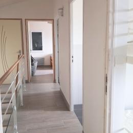 Couloir à l'étage desservant les 2 chambres et salle d'eau - Location de vacances - La Tranche sur Mer
