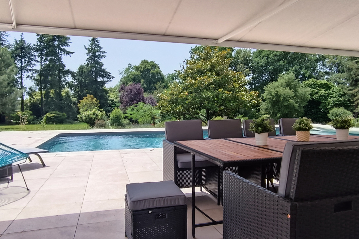 Terrasse et sa grande piscine - Location de vacances - Rives de l'Yon