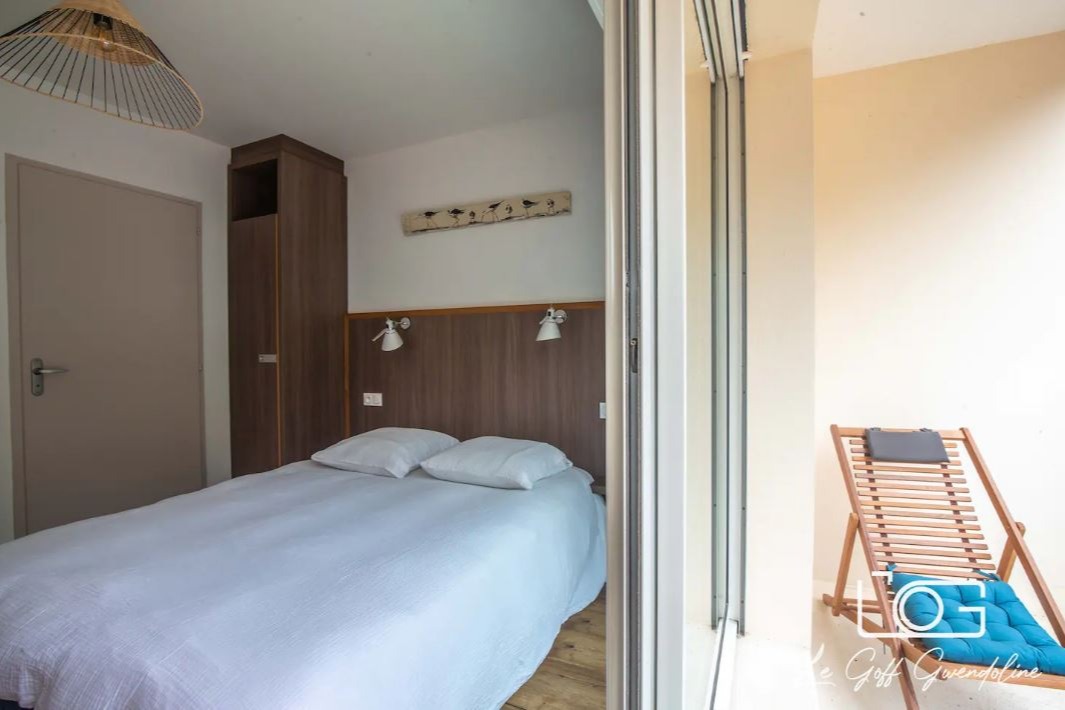 Chambre 1 avec un lit en 160 et une salle d'eau attenante avec wc - Location de vacances - Saint Jean de Monts