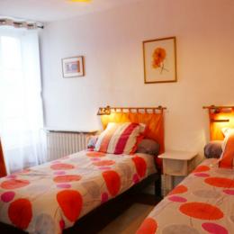 Chambre 2 avec deux lit en 90 et salle d'eau attenante - Location de vacances - Tiffauges