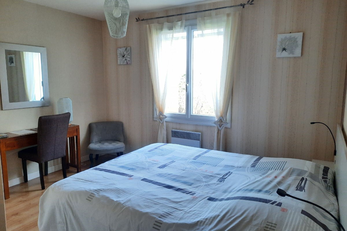 Votre chambre d'hôtes Maxime, avec bureau, grand placard mural et salle d'eau attenante
 - Chambre d'hôtes - Chauvigny