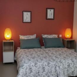 Chambre orange avec lit en 160 - Location de vacances - Senillé-Saint-Sauveur