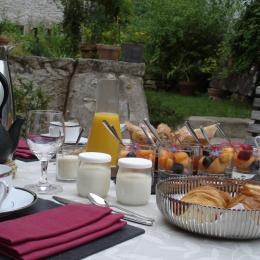Petit déjeuner en terrasse - Chambre d'hôtes - Poitiers