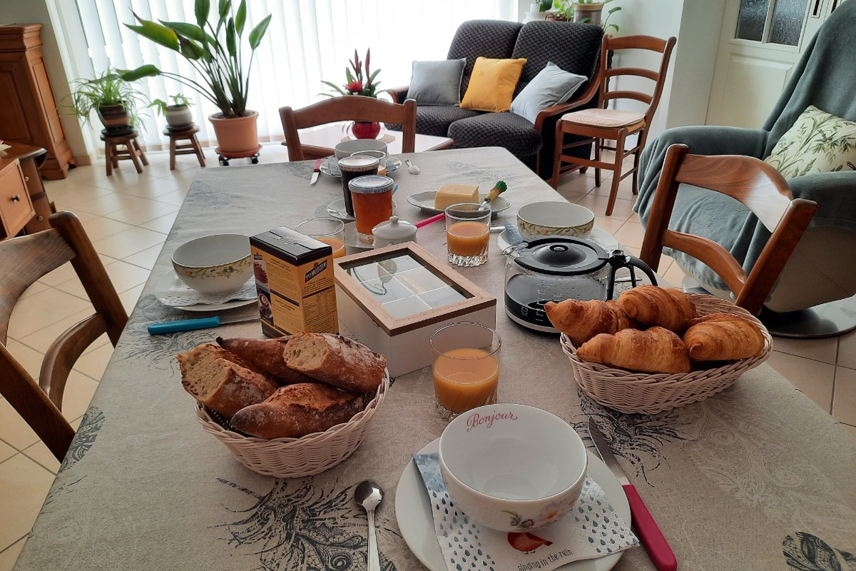 Petit-déjeuner servi par Danièle pendant votre séjour en chambre d'hôtes - Chambre d'hôtes - Saint-Georges-lès-Baillargeaux