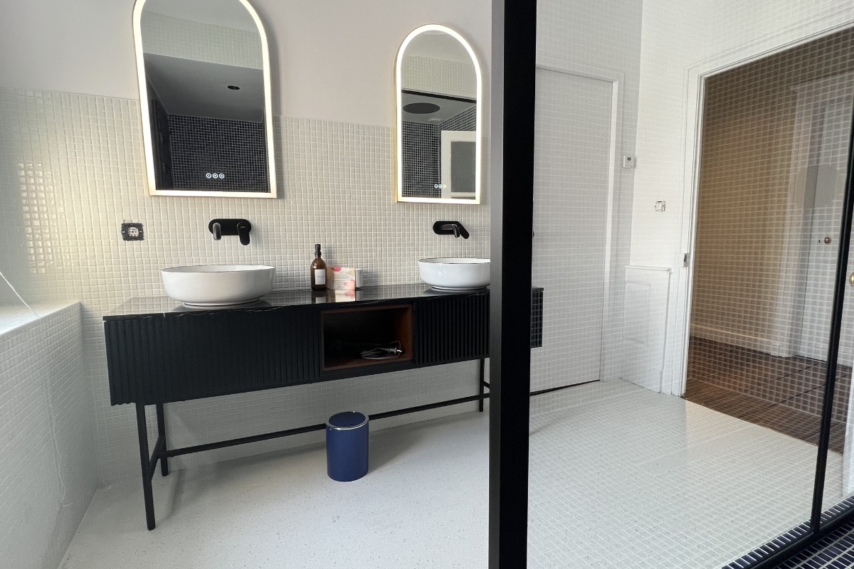 Salle de bains privative avec double vasque, et grande douche avec jet pluie, douchette et mitigeur thermostatique.
WC séparé - Chambre d'hôtes - Limoges