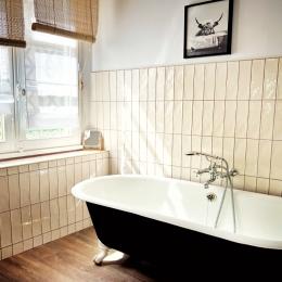 Dans votre salle de bain privative, baignoire et douche, lavabo - Chambre d'hôtes - Limoges