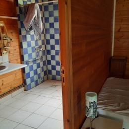 La chambre possède sa propre salle de bain - Location de vacances - Le Châtenet-en-Dognon