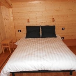 Chambre 1 avec lit double avec penderie - Location de vacances - La Bresse