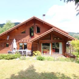 Terrasse avec salon de jardin et barbecue - Chalet les 4 saisons - Location de vacances - Xonrupt-Longemer