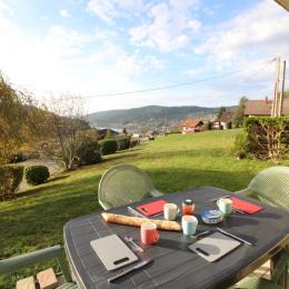 Déjeuner en terrasse - Location de vacances - Gérardmer