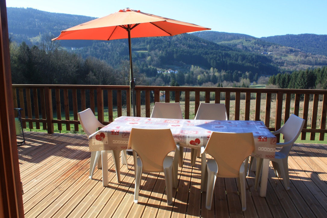 Terrasse de 45 m2 avec vue sur la vallée de la Cleurie - Location de vacances - La Forge