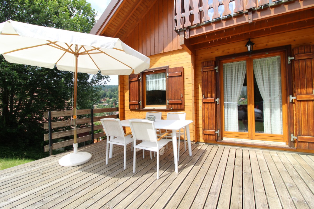 Terrasse avec salon de jardin et barbecue - Chalet Le Pergis à Xonrupt-Longemer - Location de vacances - Xonrupt-Longemer