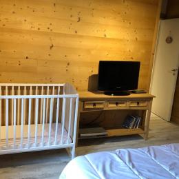 Chambre 1 (avec lit bébé) - Le Chalet de Popy - Location de vacances - La Bresse