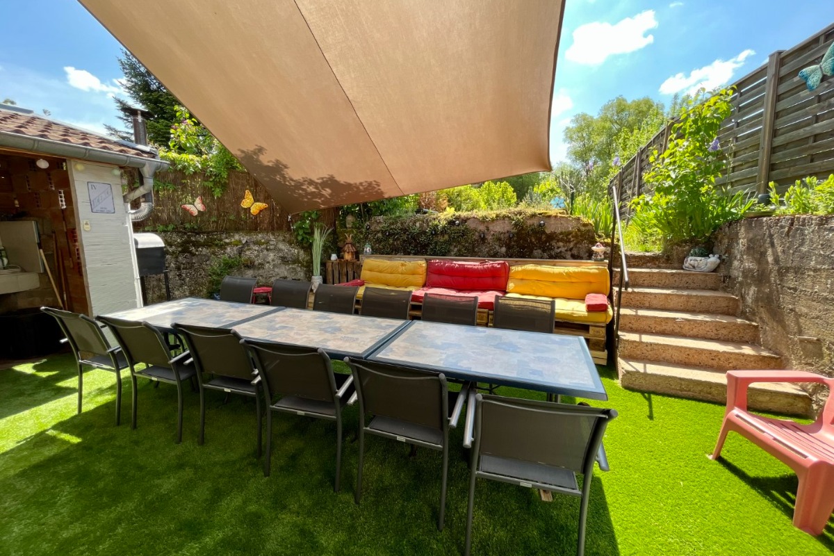 Terrasse avec cuisine d'été, plancha, salon de jardin - Gîte Escapade Vosgienne Celles-sur-Plaine, Vosges - Location de vacances - Celles-sur-Plaine