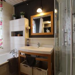 une salle de bain à partager avec douche, baignoire et vasque - Chambre d'hôtes - Saint-Maurice-sur-Moselle