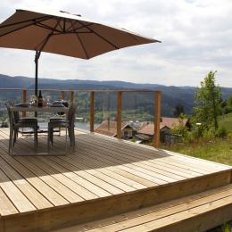 Gîte de l'Alise Haut - Grande terrasse avec vue sur vallée et lac de Gérardmer - Location de vacances - Gérardmer