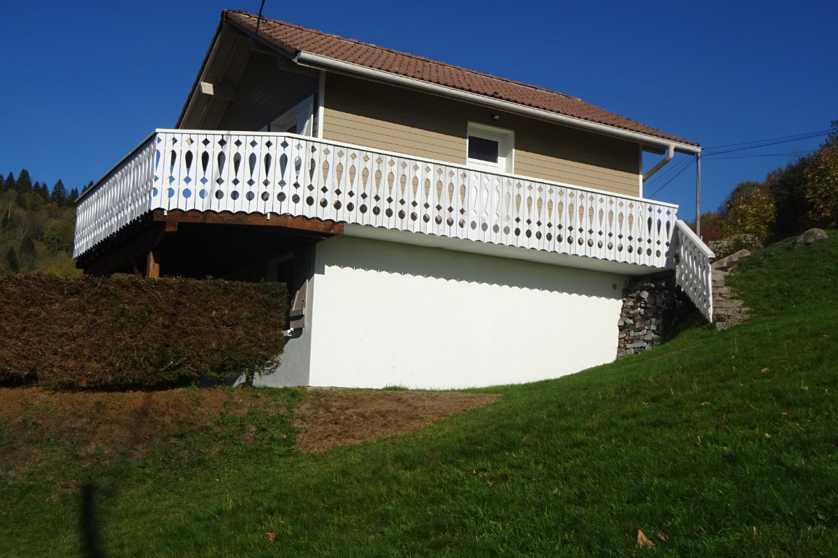 accès au balcon depuis le séjour - Location de vacances - La Bresse