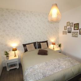 chambre avec lit de 160x200- Gîte Carnot - Location de vacances - Dompaire
