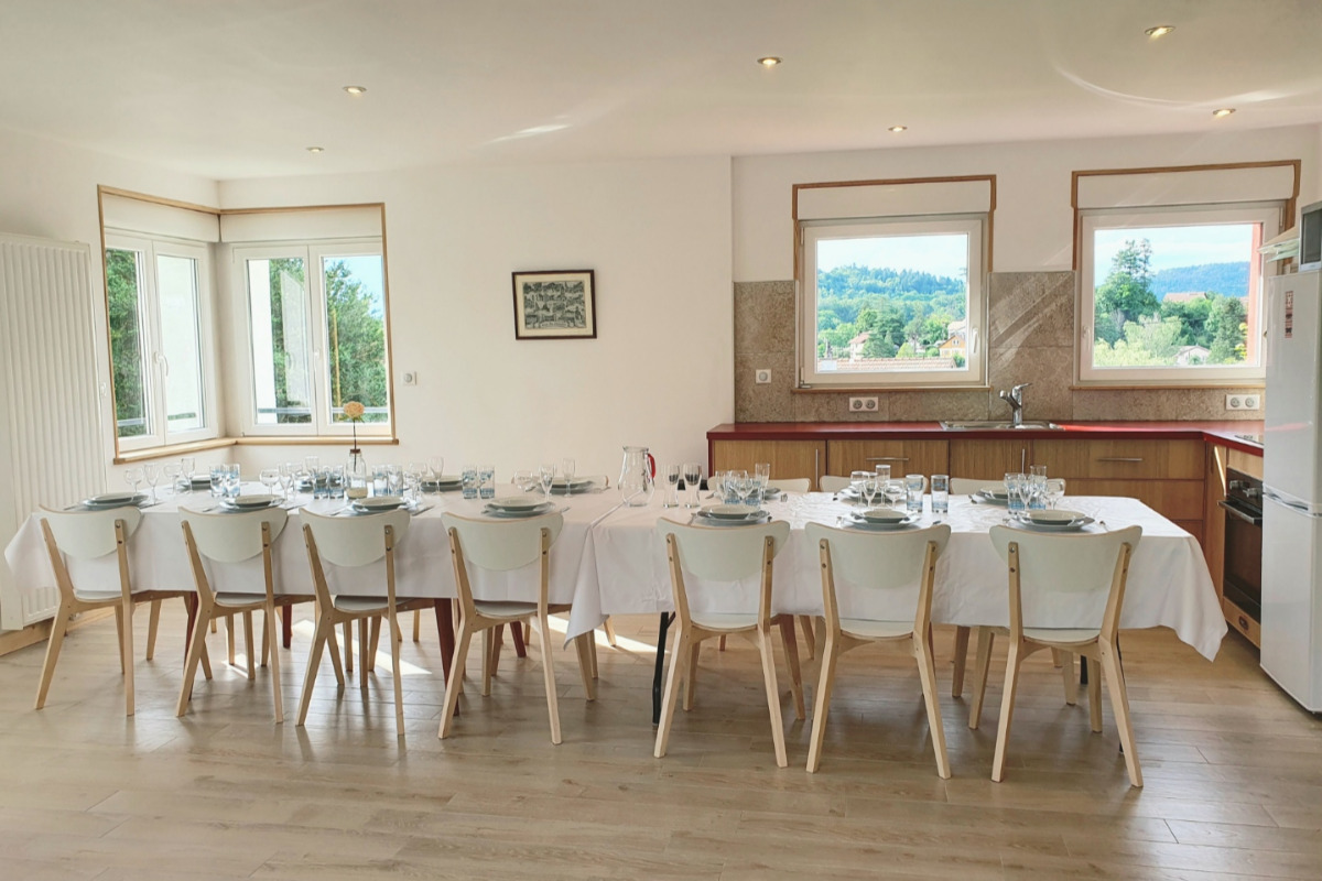 salle à manger , coin cuisine , accueil 14 personnes - Location de vacances - Saint-Dié-des-Vosges