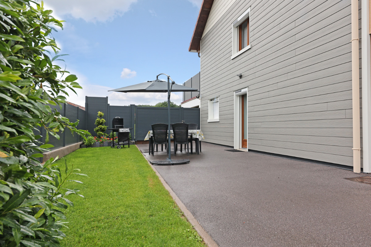 Extérieur avec salon de jardin et barbecue - Appartement RDC Aumontzey - Location de vacances - Granges-Aumontzey