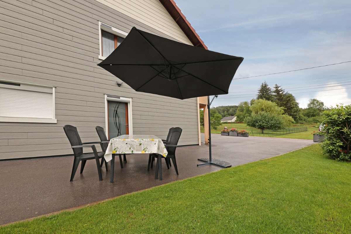 Extérieur avec salon de jardin et barbecue - Appartement RDC Aumontzey - Location de vacances - Granges-Aumontzey