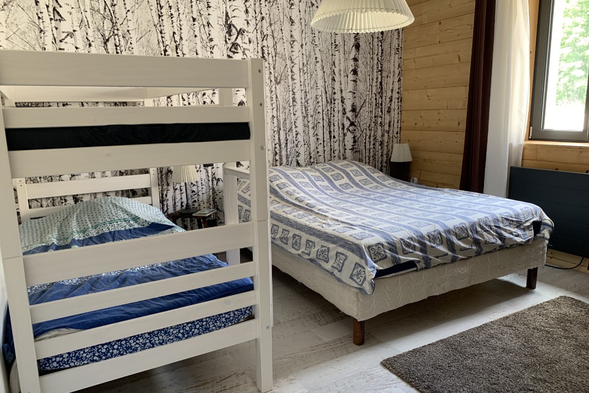 Chambre avec grand lit double et lit à étage - Le Refuge d'Annelise - Location de vacances - Gérardmer