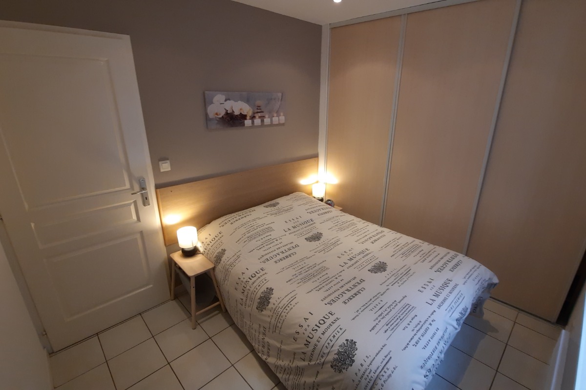 Chambre lit double et grande penderie - Apt Voltaire Site Beaulieu - Location de vacances - Bains-les-Bains