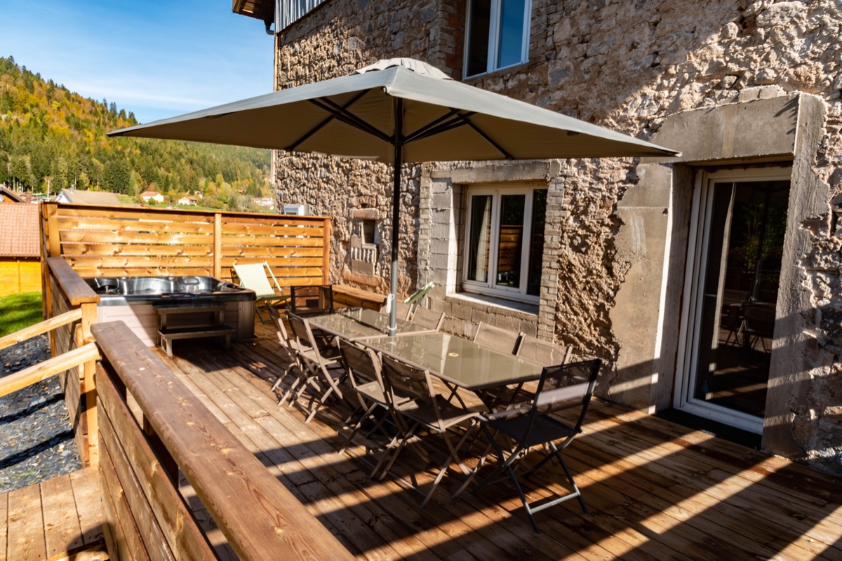Espace terrasse avec salon de jardin et spa - Location de vacances - Xonrupt-Longemer
