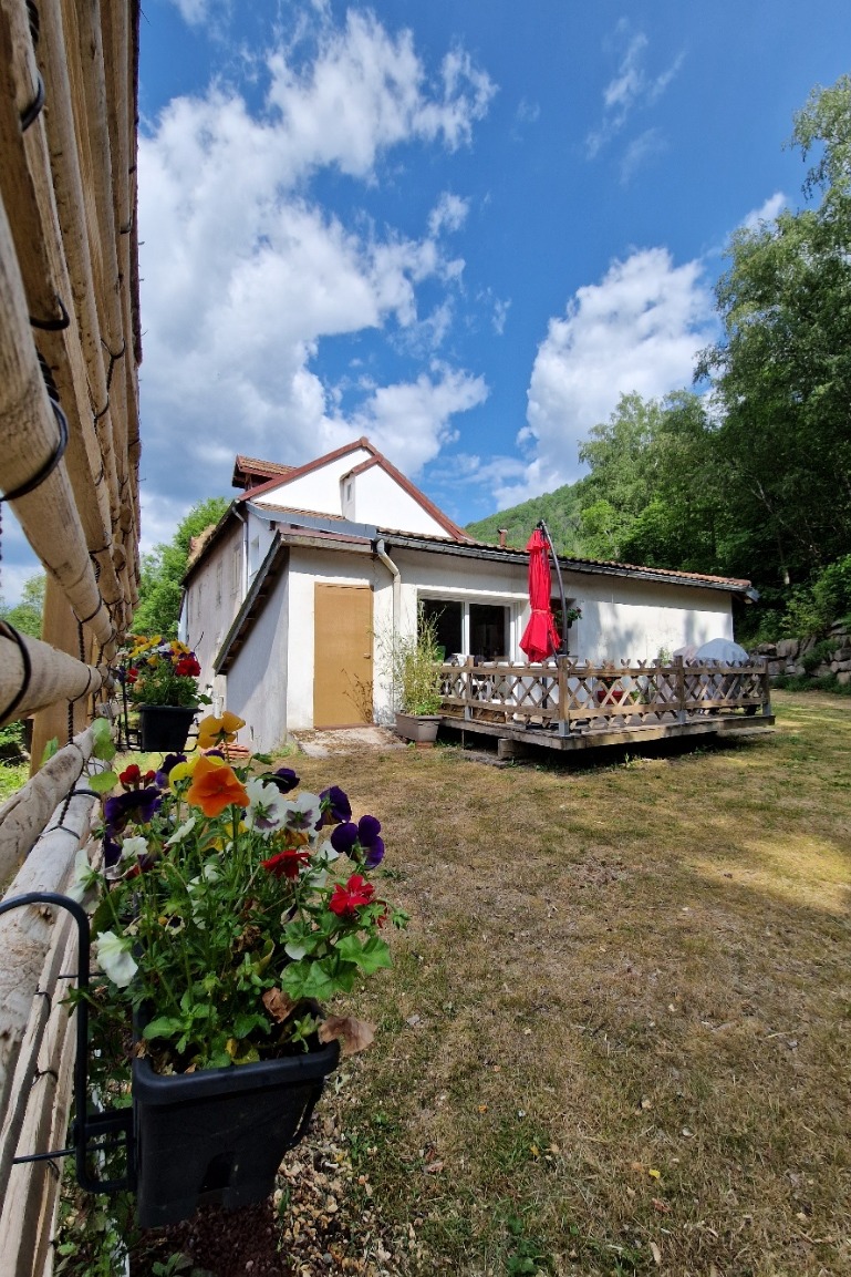 Terrasse équipée d'un barbecue, d'un salon de jardin. - Location de vacances - La Bresse