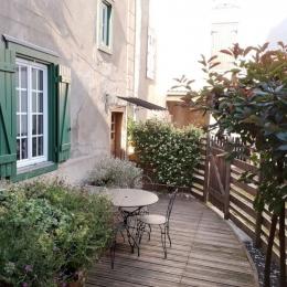 Terrasse avec salon de jardin - Chambre d'hôtes - Ganac