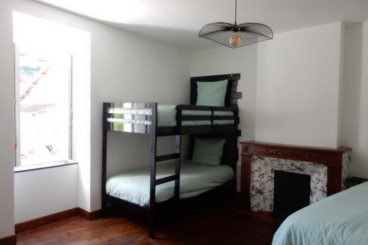 Chambre avec un lit en 160 cm et 2 lits superposés en 90 cm - Location de vacances - Tarascon-sur-Ariège