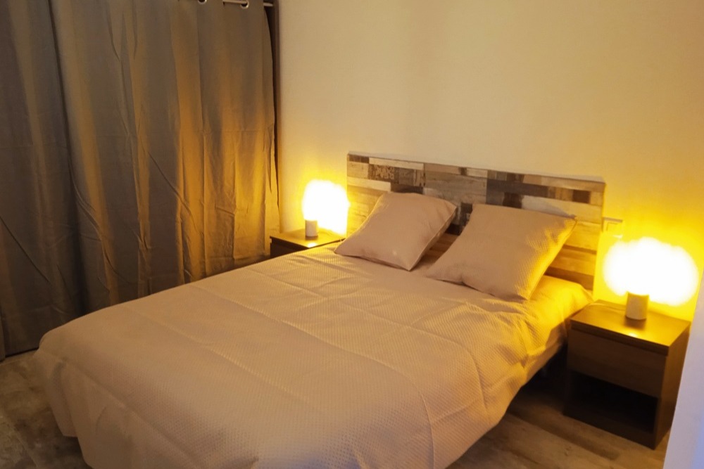 Chambre lit en 140 avec dressing - Location de vacances - Ax-les-Thermes