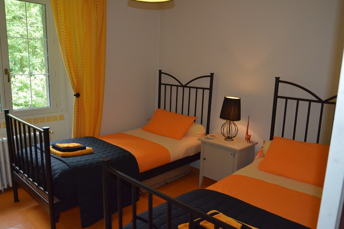 Chambre familiale Paprika équipée de deux lits en 90 cm - Chambre d'hôtes - Rabat-les-Trois-Seigneurs