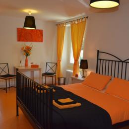 Chambre familiale Paprika équipée d’un grand lit en 160 cm  - Chambre d'hôtes - Rabat-les-Trois-Seigneurs
