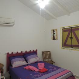 2ème chambre climatisée, ventilateur plafond et moustiquaire aux fenêtres - Location de vacances - Le Moule