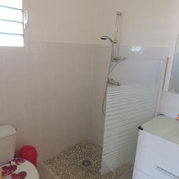 Salle de bain douche à l'italienne - Location de vacances - Le Moule